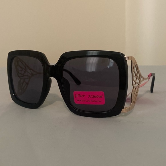 Betsey Johnson Accessories - BETSEY JOHNSON Over sizes square sunglasses with detailed gold sides.
